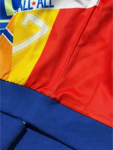 Detail-nahaufnahme eines farbblock-sweatshirts mit nähten und geripptem bündchen