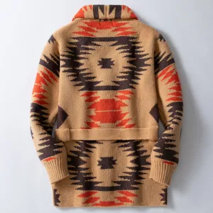 Detailansicht der Rückseite einer Herren-Strickjacke mit Retro-Ethno-Geometriemuster