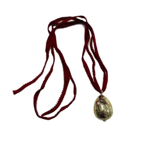 Vintage Halskette mit graviertem Goldei-Anhänger und langem dunkelrotem Samtband