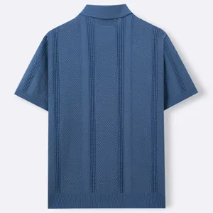 Achteraanzicht van blauw gebreid poloshirt voor heren met ademend streeppatroon