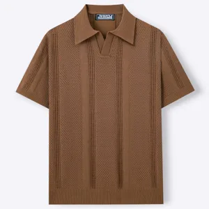 Detail van bruin opengewerkt gebreid poloshirt voor heren in business casual stijl