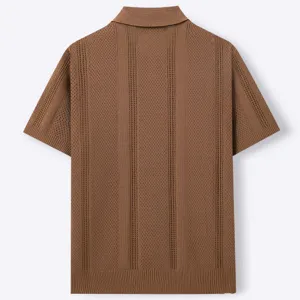 Achteraanzicht van bruin gebreid poloshirt met korte mouwen voor heren met open textuur