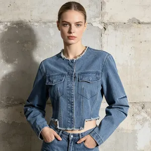 Detailaufnahme einer stylischen schmal geschnittenen blauen Jeansjacke mit Fransen