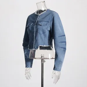 Stylische kurze Damen-Jeansjacke mit Fransen-Details auf einer klaren Schaufensterpuppe