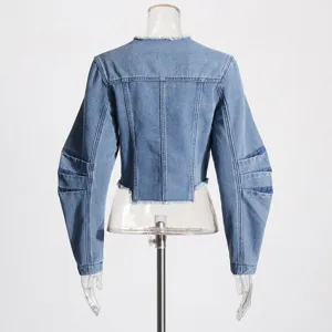 Rückansicht einer distressed blauen Jeansjacke für Damen mit ausgefranstem Saum und Ärmeldetails