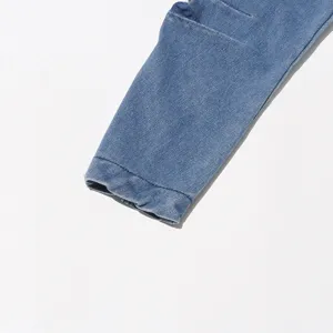 Detailansicht der Manschette einer verwaschenen blauen Jeansjacke mit feinen Nähten
