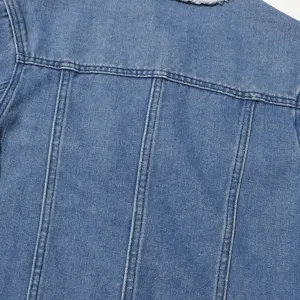 Nahaufnahme der Texturdetails der Rückennähte einer blauen Jeansjacke