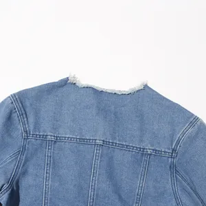 Nahaufnahme des distressed ausgefransten Ausschnitts einer hellblauen Jeansjacke