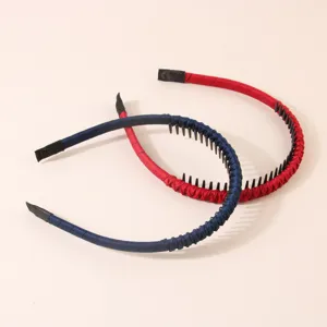 Primo piano di cerchietti per capelli in tessuto rosso e blu con denti.