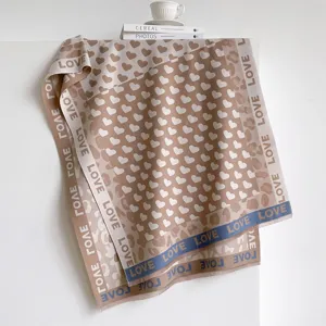 Sciarpa beige morbida con motivo a cuori bianchi e bordo con scritta LOVE per l'inverno