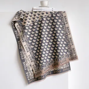 Elegante sciarpa in maglia calda con stampa a cuore e leopardo e bordura scritta LOVE