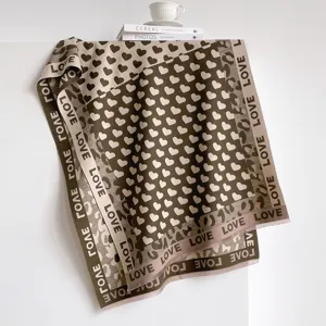 Sciarpone a maglia chic con motivo a cuori nei toni kaki e marrone