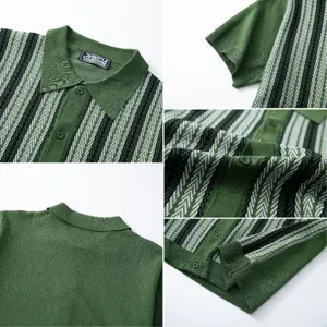 Primer plano de polo de punto verde para hombre con jacquard a rayas y detalles de cuello