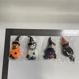 Lot de quatre pendentifs poupées en peluche sorcière et fantôme Halloween avec règle de taille