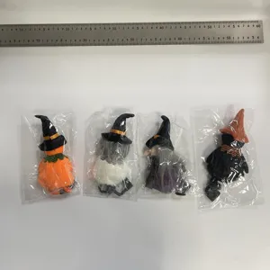 Vue détaillée de quatre pendentifs de poupée sorcière Halloween avec règle de mesure
