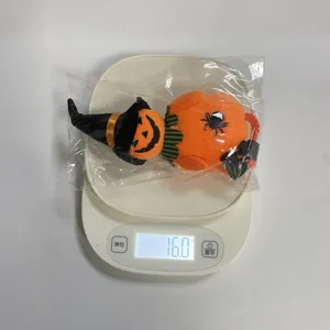 Mesure détaillée du poids de la peluche citrouille d'Halloween affichant 16,0g sur la balance