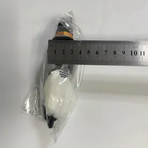 Détail de mesure du pendentif poupée sorcière Halloween montrant la largeur.