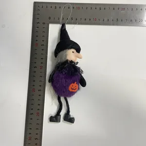 Vue détaillée de la taille d'une poupée de sorcière d'Halloween en peluche violette avec citrouille