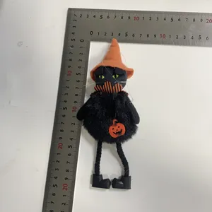 Vue détaillée de la poupée chat noir d'Halloween avec règle montrant les dimensions
