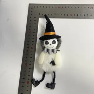 Vue détaillée d'un pendentif de poupée sorcière en peluche Halloween avec une règle