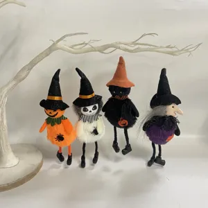 Lot de quatre décorations d'Halloween en peluche sorcière et citrouille à suspendre pour la fête.