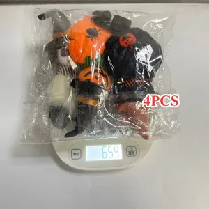 Vue détaillée de 4 breloques en peluche d'Halloween sur une balance numérique.