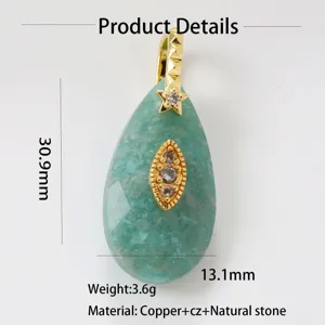 Detail van de natuurstenen druppelhanger met koperen oog en zirkonia accenten.