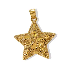 Gedetailleerde close-up van gouden sterhanger met een glanzende metalen afwerking.