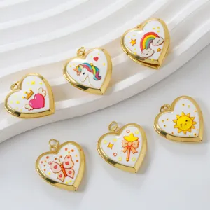 Messing Emaillierte Herz Medaillon Anhänger, Nahaufnahme süße Cartoon Schmuck Accessoire.