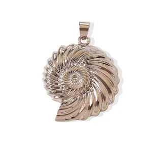 Primo piano di un ciondolo a conchiglia di nautilo argentato, dettagliata struttura metallica.