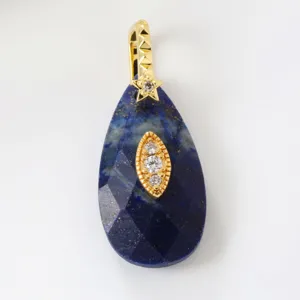 Natuurlijke lapis lazuli druppelhanger met vergulde koperen beugel en sprankelende zirkonia details.