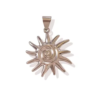 Nahaufnahme eines silberfarbenen Metall-Sonnenanhängers mit Spiralzentrum für DIY Halskette.