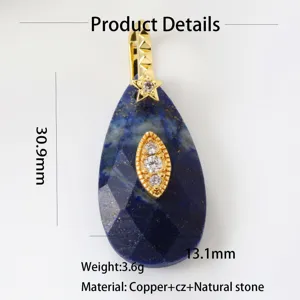 Detailopname van de lapis lazuli druppelhanger met gouden zetting en stralende zirkonia.