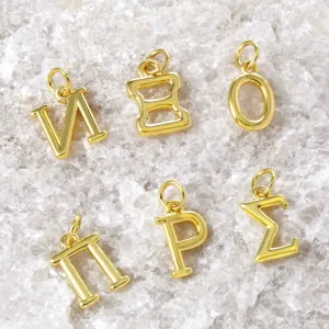 Détail de pendentif lettre grecque plaqué or, idéal pour bijoux DIY et colliers minimalistes.