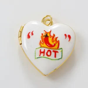 Messing Emailliertes Herz Medaillon Anhanger mit Chili und Hot Motiv fur Damenschmuck.