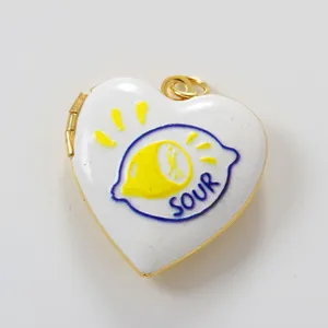 Messing Emaille Herz Medaillon Anhänger mit süßem Zitronen SOUR Motiv für modischen Schmuck.