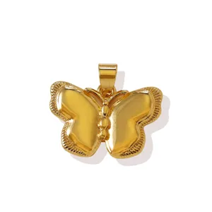 Detaillierte Nahaufnahme eines goldenen Schmetterlingsanhängers für DIY-Halsketten.