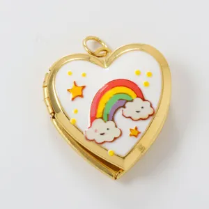 Messing Herz Medaillon Anhänger mit Emaille Regenbogen und süßen Wolken, zum Öffnen.