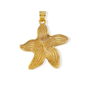 Dettaglio del ciondolo stella marina oro, accessorio gioielli DIY stile oceano.
