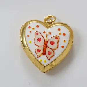 Goldfarbene Messing Herz Medaillon Anhänger mit weißem Emaille handgemalten Schmetterling.