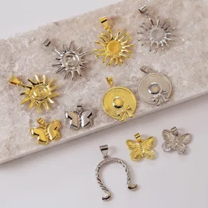 Messing Metall Anhänger Detailansicht mit Sonne Hut Schmetterling und Hufeisen für DIY Schmuck.