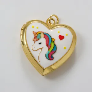 Vergoldeter Messing Herz Medaillon Anhänger mit buntem Regenbogen Einhorn Emaille Design.