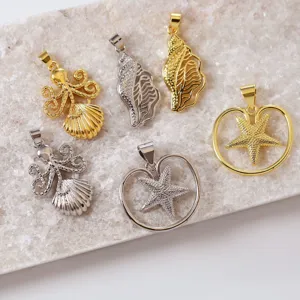 Dettaglio pendente in metallo stile oceano con conchiglia stella Marina polpo.