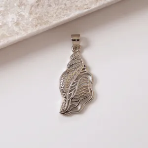 Primo piano di un ciondolo conchiglia argentato, accessorio collana stile marino.