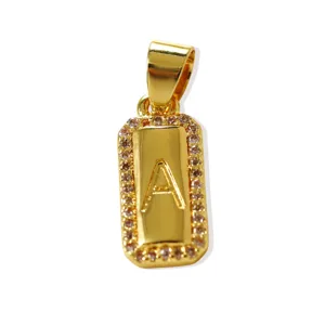 Dettaglio del ciondolo con lettera A placcato in oro con bordo in zirconi per collana fai da te.