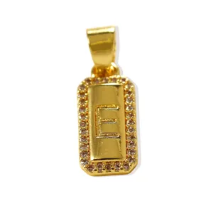 Ciondolo con lettera E rettangolare in ottone placcato oro 18k con dettaglio in zirconia