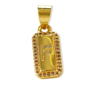 Ciondolo rettangolare con lettera F placcato in oro con pietre di zircone scintillanti per gioielli