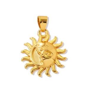 Pendentif visage de soleil en laiton doré, vue détaillée idéale pour colliers et bracelets DIY.