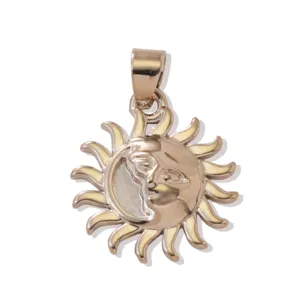 Vue détaillée du pendentif en métal visage de soleil céleste bicolore pour collier DIY.
