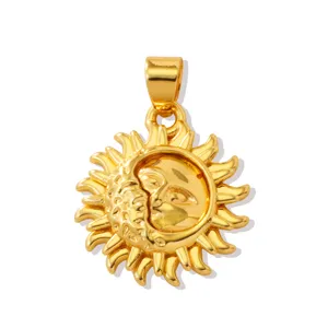 Vue détaillée du pendentif visage de soleil et lune doré, charm élégant pour bijoux.